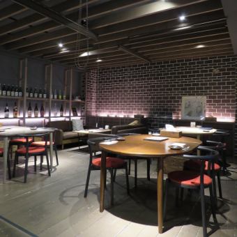 Can be reserved for private use (14 to 25 people).Completely private rooms available for large parties.The counter can also be reserved for up to 30 people.All private rooms can be reserved for up to 50 people.