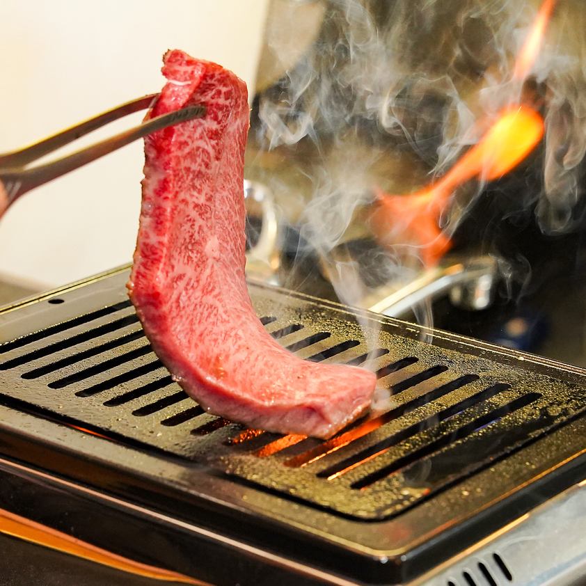 请享用使用严格挑选的新鲜肉制成的烤肉。