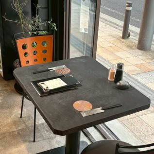 お二人様専用のテーブル席です！窓際にあり、外の景色を楽しみながらお食事頂けます！夏場はアコーディオンウィンドウを開放し、テラス風の雰囲気をお楽しみ頂く事も可能です♪