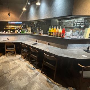 店主や店員と会話を楽しみながらお食事頂く事ができるカウンター席です！目の前でフランベして焼き上げる鉄板焼きステーキは見ごたえ抜群♪