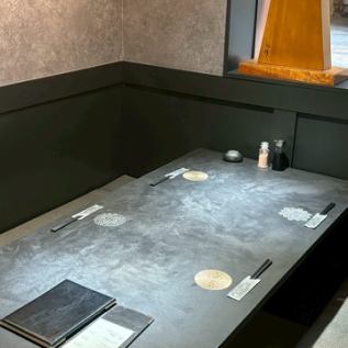 4～8名様でご利用可能な半個室席です！明るい雰囲気で、LO-FIミュージックを聞きながら上質なお食事をお楽しみください☆