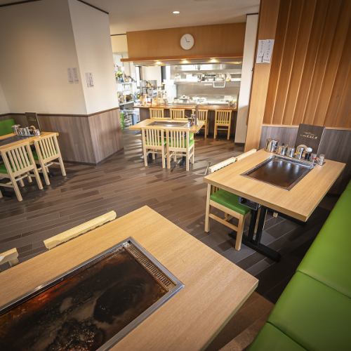 <p>当店の椅子は、固すぎず柔らかすぎない絶妙な座り心地が特徴です。長時間の食事でも疲れにくく、心地よい雰囲気の中でお食事を楽しめます。リラックスした時間をお楽しみください！</p>