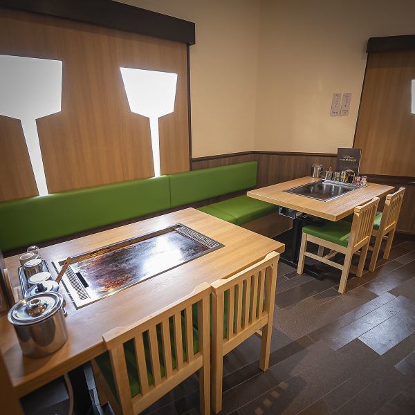 壁際にはソファー席を設け、ゆったりとした空間を演出しています。また、2人席が2つあり、4名様までの小グループにも最適。アットホームな雰囲気で、親しい人との会話を楽しめます！