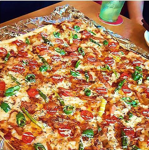 당점 명물 오리지널 피자 ♪ 아스파라거스 베이컨 피자 820 엔 (세금 별도) / 듬뿍 토마토의 카프 레세 피자 950 엔 (세금 별도)