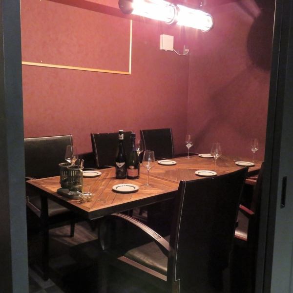 We also have private rooms available for 4 people or more! They are perfect for girls' parties, parties with friends, family celebrations, and important anniversaries.