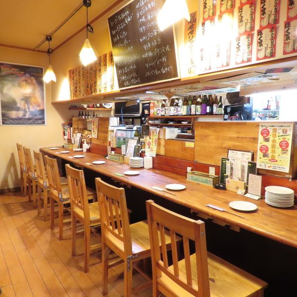 木のぬくもりを活かした、あたたかい雰囲気の店内。ほっとひと息ついて、くつろいで。2～4名様の小規模歓送迎会から20名様以上の宴会まで対応可能です！