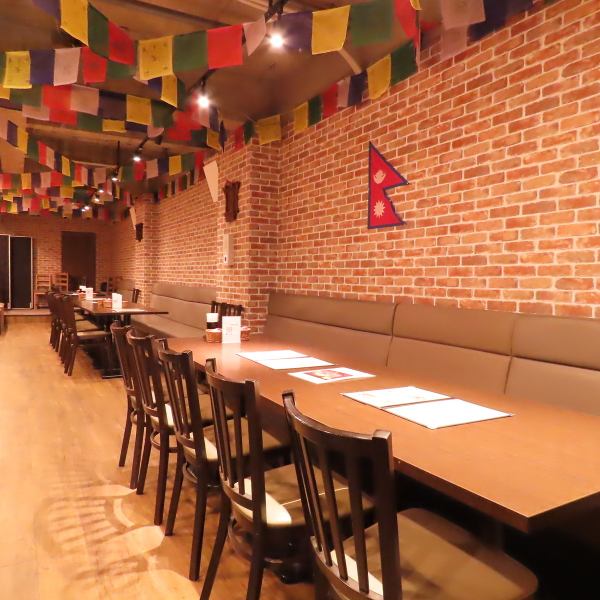 2Fのパーティーホールは、貸切で20～50名まで対応可能です。大人数での宴会やイベントに最適な空間で、ワイワイ楽しむひとときを演出します。お気軽に担当者にご相談ください！