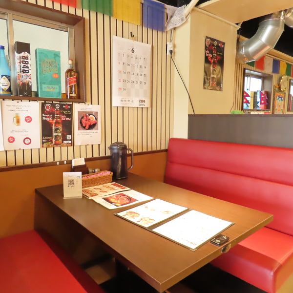 店内はカジュアルなデザインで、肩肘を張らずに寛げる空間を提供しています。随所にこだわりのインテリアが施され、インド・ネパール料理店ならではの異国情緒を感じることができます。