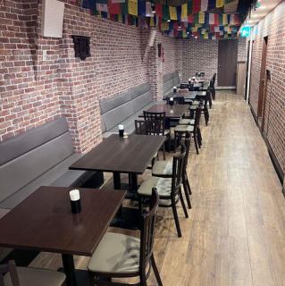 カジュアルなデザインの店内は、肩肘を張らずに寛げる雰囲気が魅力です。こだわりのインテリアが異国情緒を演出し、1Fは広々とした28席を完備。周囲を気にせずゆったりと食事を楽しむのに最適です。