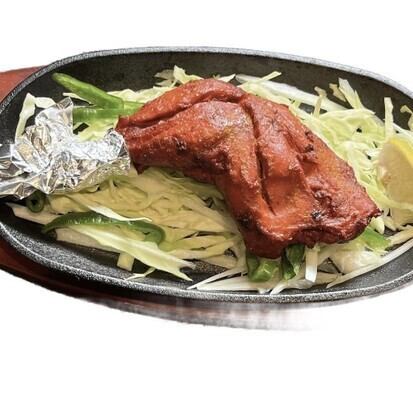 土釜で焼き上げたタンドリー料理を楽しめます♪