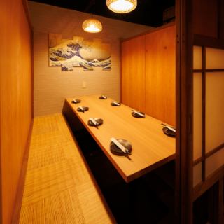 温かみのある木目調の仕切りと竹風の椅子が心を和ませる扉付き個室!浮世絵の神奈川沖浪裏がアクセントとなり、和の趣きを一層引き立てます!宴会はもちろん、接待などにもピッタリの空間です!