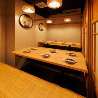 木の質感を活かした仕切りと柔らかな灯りが包む和モダンな扉付き個室!壁には和柄アートが飾られ、空間に上品なアクセントを添えます!会社宴会や歓送迎会にも最適で、特別な時間を楽しめます!