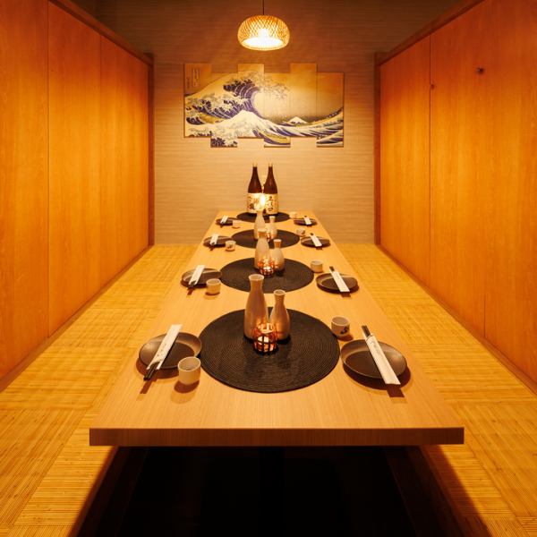 温かな木の質感に包まれた扉付き個室を完備!少人数~団体様までゆったり過ごせる広々空間!会社宴会や友人との飲み会、接待、女子会にも最適で、周囲を気にせず楽しいひとときを満喫できます!
