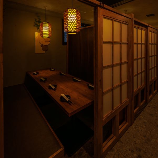 当店のお席は全席個室！2名様の少人数から皆さま個室でご案内可能！障子風の扉で仕切られた個室空間は、会社の宴会や歓送迎会、接待にもオススメです！ゆったりと料理とお酒を堪能できます！