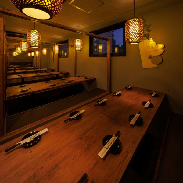 店貸切のご予約も大歓迎！仕切りを外せば大人数の宴会にもピッタリの宴会空間にレイアウト可能！落ち着きと開放感を備えた空間で、会社宴会・歓送迎会・同窓会などをお楽しみいただけます！