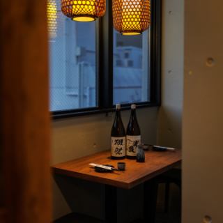 ゆったり過ごせる2名様向きテーブル席！外の景色を感じられる窓際空間は、会社帰りのサク飲みやカップル利用にもピッタリ！当日予約予約も承っておりますので、お気軽にお問い合わせください！