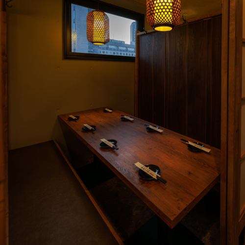 少人数の宴会に最適な8名様向き個室！障子風の扉で仕切られたプライベート空間は、接待・会食・部署飲みなど中規模宴会にもピッタリ！周囲を気にせずゆったりと宴会をお楽しみいただけます！