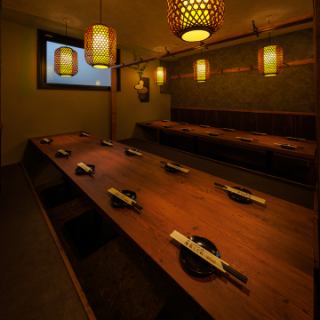 会社の宴会に最適な20名様向き個室！障子風の扉で仕切られたプライベート空間は、会社宴会・歓送迎会・打ち上げにもピッタリ！田町の居酒屋で団体個室をお探しの方にオススメの宴会個室です！