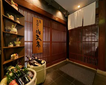 会社宴会をはじめ、大勢の集まるご宴会の際は店貸切にて承ります!落ち着いた雰囲気の店内を貸切って、周囲を気にせずプライベートにご宴会。ご予算次第では30名様以下の中規模のお集まりにも対応させていただきます。まずは気軽にご相談ください!