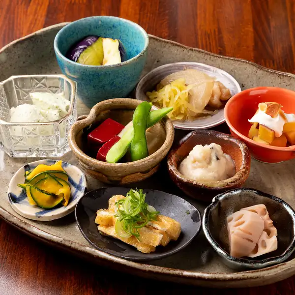 【看板メニュー】じろく亭のおばんざい盛り1,280円★プロの目利きにより厳選された日本酒×上質な空間と♪