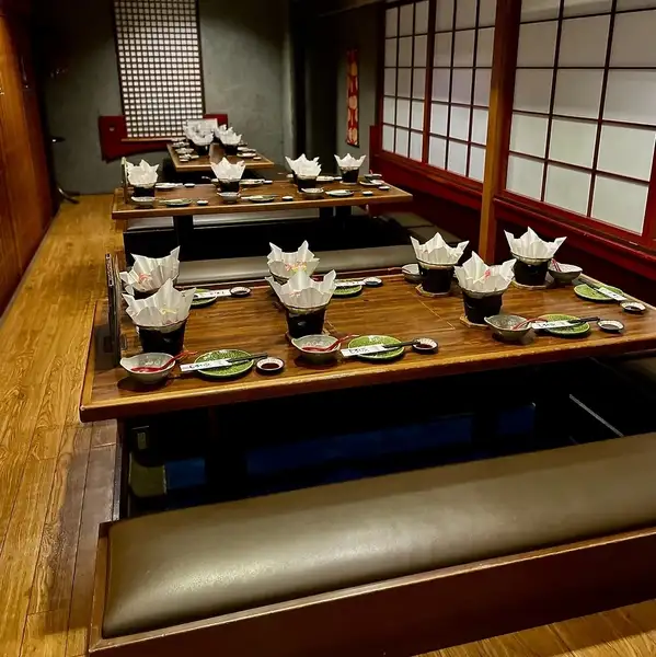 【掘り炬燵】プライベート空間で寛ぎながらお食事をお楽しみいただけます。落ち着いた空間でワンランク上のひと時をお過ごしください。