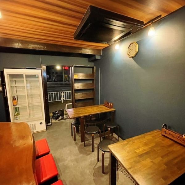 ≪Can be used in a variety of situations!≫ The counter seats, which are welcome for single-person use, are perfect for a quick drink after work or a meal with friends!Table seats for 4 to 5 people are available. You can relax and use it for various drinking parties such as girls' night out♪