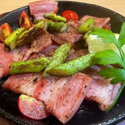 Iron plate asparagus bacon