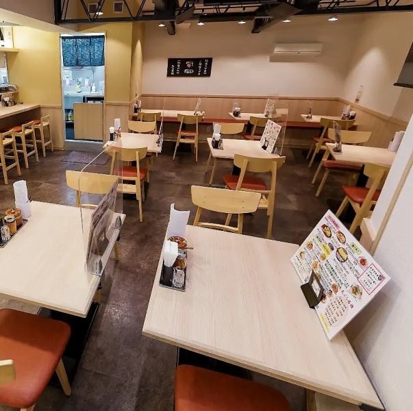 翌朝まで元気に営業☆2次会利用も大歓迎です！【仕事帰りや友人同士の普段使いに】１Fは普段使いで利用しやすい2名様～テーブル席とカウンターをご用意。友人とのお食事や、飲み会での利用に最適なテーブル席をご用意しております。