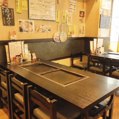 【テーブル席 6名様用×2卓】6名様まで着席可能なテーブル席を2卓ご用意しています。仲間内での小宴会や、部署の飲み会、ご家族での食事にも最適なお席です。広々とした空間で、楽しいひとときをお過ごしくださいませ♪