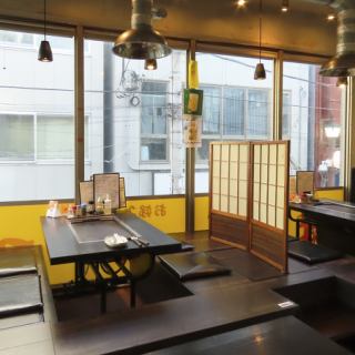 【掘りごたつ席 4名様用×2卓】足を伸ばしてゆったりお寛ぎいただける掘りごたつ席です。アットホームで落ち着いた空間のため、ご家族連れやご友人との食事にもぴったり。人気のお席ですので、ご予約をおすすめします!