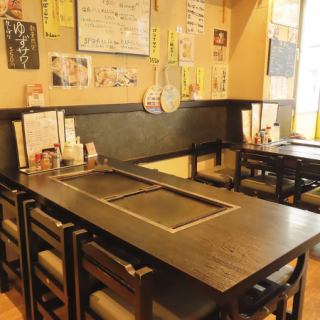 【テーブル席 4名様用×1卓】4名様でご利用いただけるテーブル席です。少人数でのお食事や、サクッと飲みたい時にも便利にご利用いただけます◎開放的な空間で、美味しいもんじゃとお酒をカジュアルにお楽しみください。