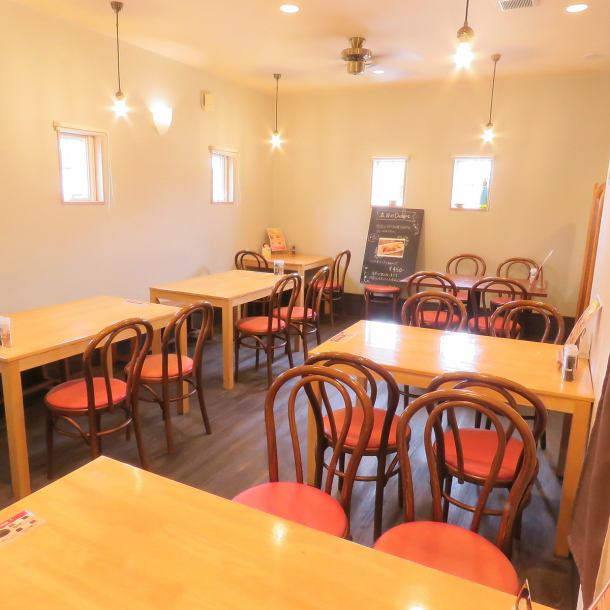 《木のぬくもりを感じられるあたたかなお店》ついつい長居したくなる落ち着いた雰囲気のお店。自慢のハンバーグやステーキはもちろん、本日のデザートもご用意しております。ゆっくりおしゃべりしながら、つかの間のランチタイムをお過ごしください。土日は比較的混雑しますのでお早めのご来店がおすすめです。