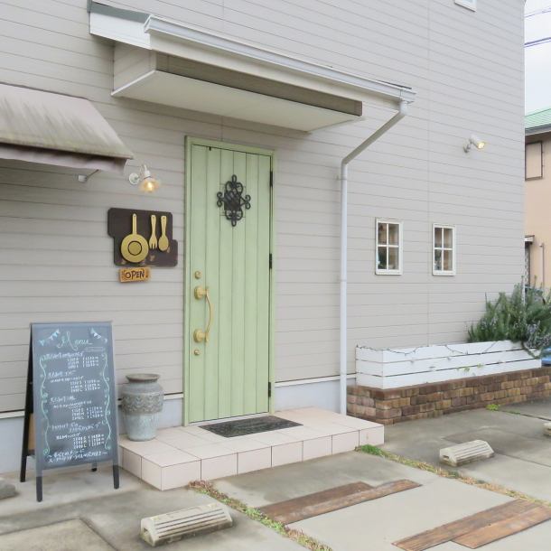 閑静な住宅街に佇む、黒毛和牛ハンバーグ＆ステーキの専門店「洋食のまなべ 別府本店」。駐車場はお店前の他に、第二駐車場もございますので、お車でのご来店も安心です。