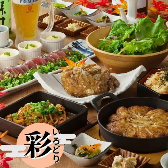 尽享秋日美味！【秋日盛宴缤纷套餐】4500日元。包含无限畅饮瓶装啤酒！共9道菜，包括我们著名的饺子和鲣鱼。