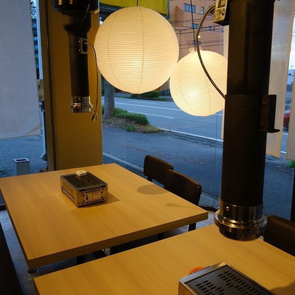 女子会などに最適なお店です。落ち着いた雰囲気の中で、リラックスしながら楽しいひとときを過ごせます。心地よい照明と、ゆったりとしたお席が会話を弾ませる空間を演出。焼肉を中心に豊富なメニューを取り揃えており、シェアしながら楽しむことができます。サイドメニューも充実しており、満足感のある食事を提供します。