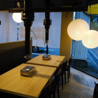 6名様用のテーブルは焼くための換気ダクトが2つ設置されており、煙や匂いを気にすることなく、快適に食事を楽しむことができます。友人や家族との集まりや、特別などのイベントにぴったりの環境です。広々としたテーブルは心地よい照明で落ち着いた雰囲気を演出しており、ゆったりとした時間を過ごせる設計になっています。