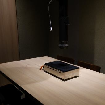 最大6名様までご利用いただけるプライベート空間を提供しております。個室は、周囲を気にせずリラックスして焼肉を楽しむことができる特別な場所です。落ち着いた照明とシンプルなデザインが施された空間は、心地よい雰囲気を醸し出し、会話も自然と弾みます。好きなタイミングで肉を焼きながら楽しいひとときを過ごせます
