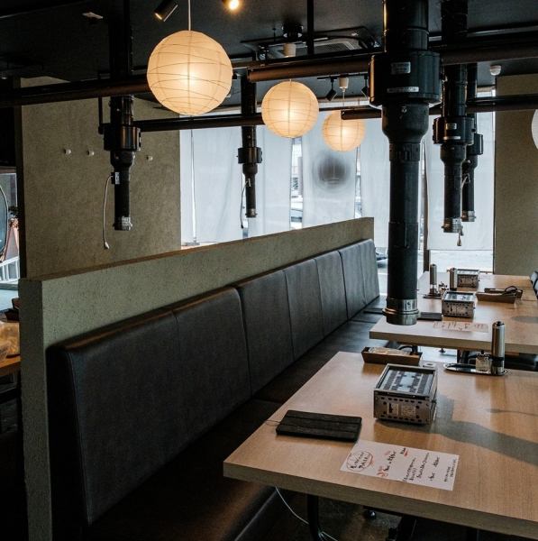 女子会などに最適なお店です。落ち着いた雰囲気の中で、リラックスしながら楽しいひとときを過ごせます。心地よい照明と、ゆったりとしたお席が会話を弾ませる空間を演出。焼肉を中心に豊富なメニューを取り揃えており、シェアしながら楽しむことができます。サイドメニューも充実しており、満足感のある食事を提供します。