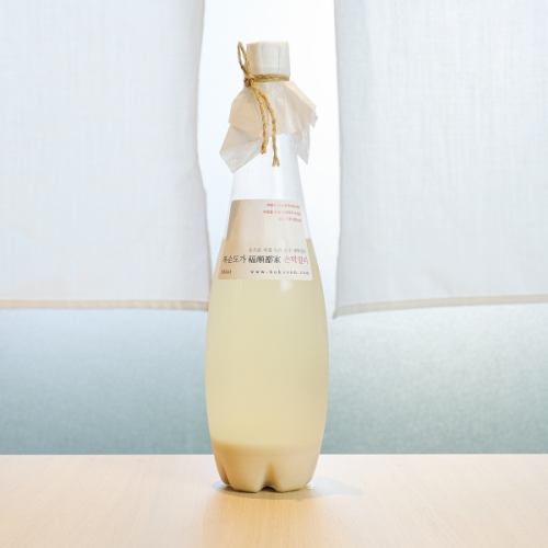 Traditional Korean makgeolli with natural sweetness and creaminess.