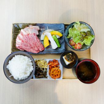 ボリューム満点のランチで午後からの活力をチャージ！【和牛上ロースランチ】2200円(税込)