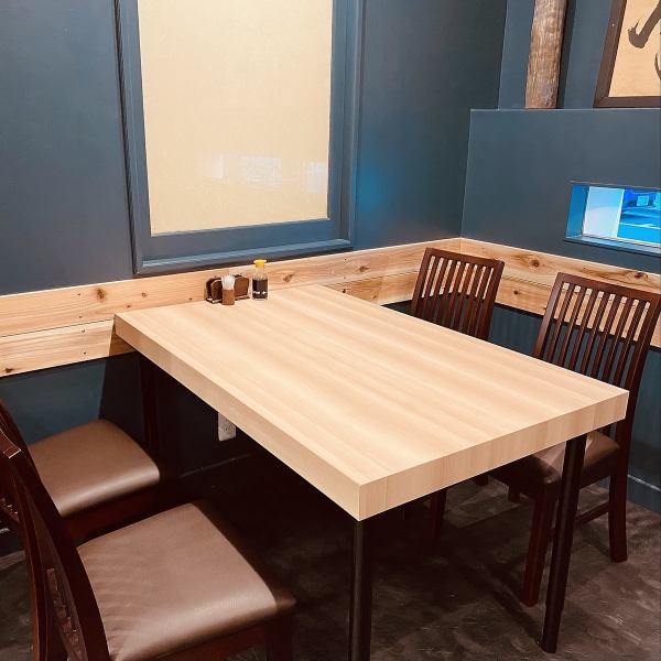 There is a table for 2 people / 4 people ♪ How about having a drink on your way home from work with friends and company friends such as casual drinks? It is also a recommended seat for other dates ☆