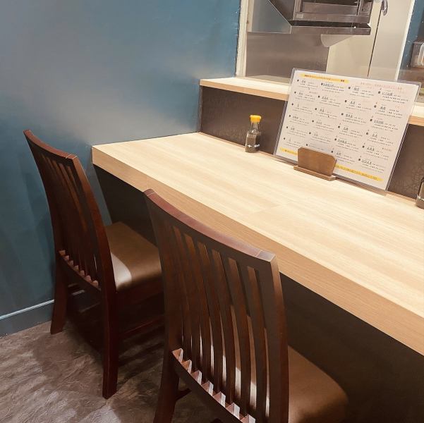 The renewed counter seats are spacious ★ You can sit up to 8 people! There is no doubt that you will be excited with the friendly manager ♪ Have a good time in the cozy store!