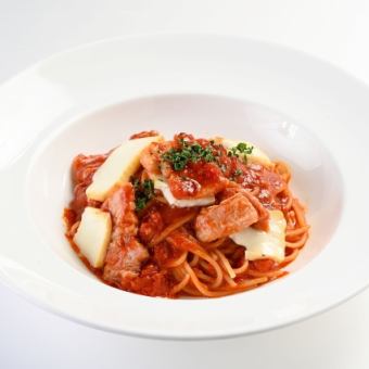 自家製パンチェッタと燻製モッツァレラのピリ辛トマトソース