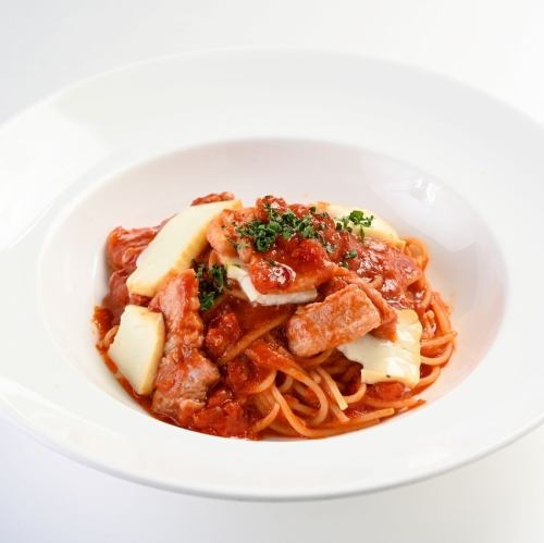 自家製パンチェッタと燻製モッツァレラのピリ辛トマトソース