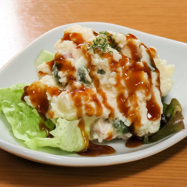 수제 감자 샐러드 (300 엔) ☆ 햄버거와 함께, 건강한 샐러드도 즐길 수 있습니다!