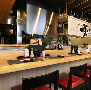 久喜駅から徒歩3分とアクセス抜群の好立地で、夕方から深夜・朝まで営業しているのが当店の大きな魅力！営業時間は火・水が翌5時、木・金・土は翌6時まで。終電を気にせず、ゆったりと美味しいお酒と絶品料理を満喫できます！一次会はもちろん、二軒目や三次会にもぜひご利用ください。時間を忘れて楽しめる酒処です★