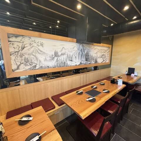 カジュアルな内装と大人な料理の空間をお楽しみください。