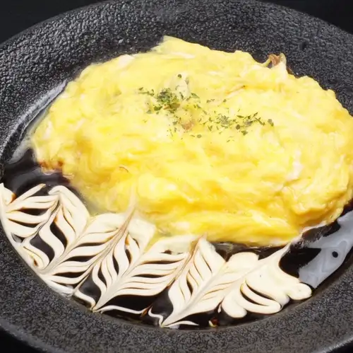 牛すじと淡路産玉ねぎの半熟オムレツ