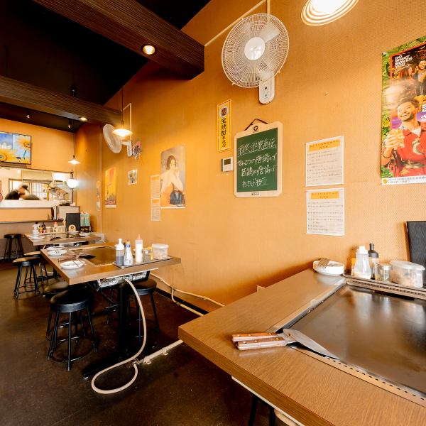 お一人様も大歓迎な当店はお仕事帰りのサク飲みから仲間やご家族とのお食事、大勢での宴会や飲み会まで幅広い人数でお食事がお愉しみいただけます。お好み焼きやもんじゃのほか、一品メニューもバリエーション豊富にご用意しており、料理に合わせたドリンクメニューもご用意がございます。皆様のご来店をお待ちしております