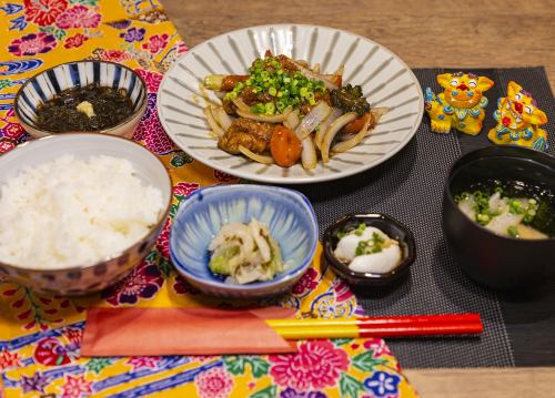 【木】日替わり定食（鶏肉と島野菜の黒酢あん炒め）